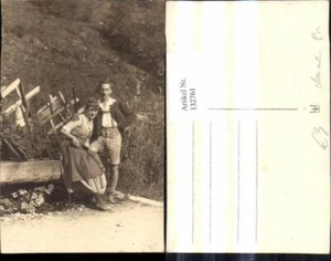 132761,Foto Ak Paar i. Tracht Dirndl Lederhose Gehstock a. Brunnen  - Picture 1 of 1