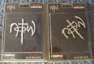 Lote de 2 emblemas de coche / EMBLEMA CROMA NOTW No de este mundo / NUEVO - Imagen 1 de 2
