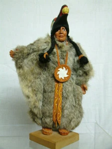 Medizinmann Indianer Puppe Fell Echt Leder Schmuck Adler Kopf Häuptling - Bild 1 von 8