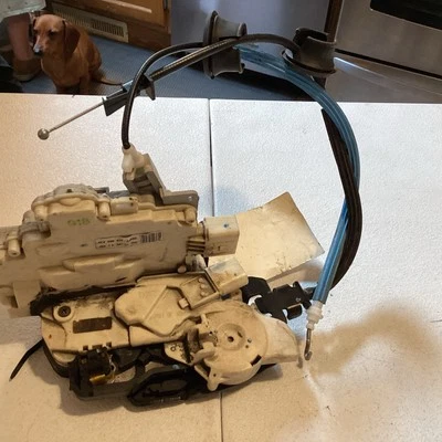 AUDI A8 QUATTRO 2007-2008 - Pestillo de puerta trasera derecha / Actuador de bloqueo 4E4839016AB Foto 1 de 4