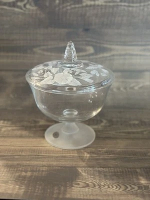 Plato de caramelo pedestal esmerilado cubierto de cristal de plomo colibrí Avon Foto 1 de 4