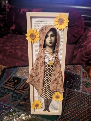 Arte de medios mixtos girasoles folclórico bruja leñosa gitana verano sol hallazgos primitivos Foto 1 de 3