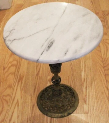 MESA AUXILIAR REDONDA VINTAGE HOLLYWOOD REGENCY MÁRMOL LATÓN ORNAMENTADO 17,5" Foto 1 de 3