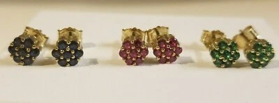 Pendientes de plata de ley chapados en oro con rubí, zafiro o esmeralda creados en laboratorio Foto 1 de 4