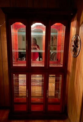 Vitrina de curiosidades iluminada de madera, espejo trasero, cuatro estantes de cristal y dos de madera Foto 1 de 4