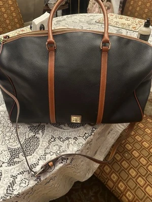 Bolso de noche Dooney And Bourke de cuero negro para todo tipo de clima Foto 1 de 4