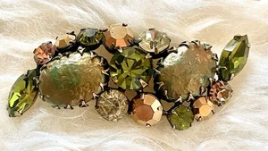 Broche de vidrio de espuma de mar verde chapado en oro Regency vintage - Imagen 1 de 7