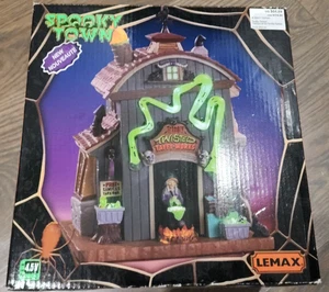 Lemax Spooky Town 2020 TERRIBLY TWISTED TAFFY #05607 JU8 - Bild 1 von 4