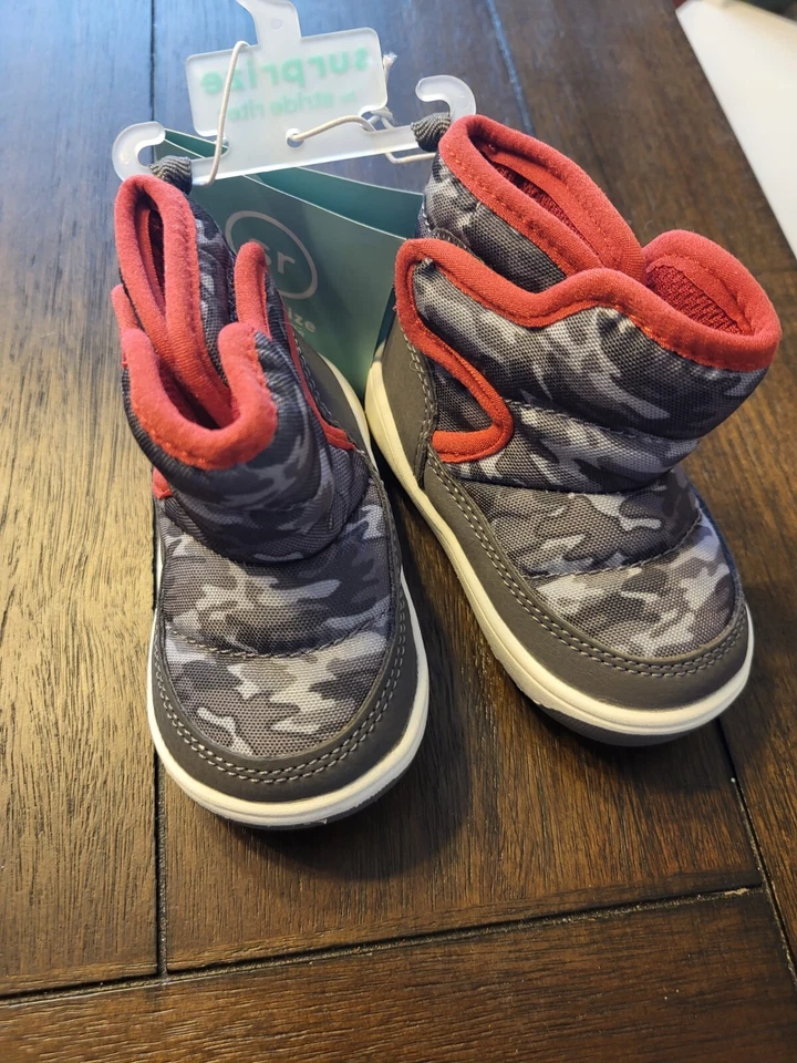 全新带标签 SURPRIZE BY STRIDE RITE 婴儿男孩靴子 Aster 迷彩灰色橙色 3 B82 码 — 第 1/1 张图片