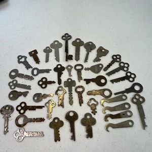Lotto chiavi antiche vintage per lo più piatte Master Mosler lunghe Neumann Corbin Yale Miller - Foto 1 di 19