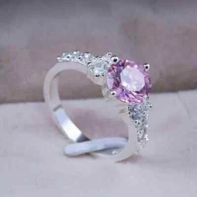 Anillo de mujer de diamantes de zafiro rosa creado en laboratorio de corte redondo de 2 quilates enchapado en oro blanco de 14 quilates Foto 1 de 4