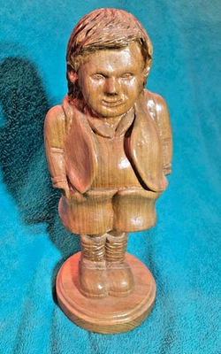 Arte popular de madera tallado a mano firmado y fechado artista local escuela niño con pantalones cortos Foto 1 de 3
