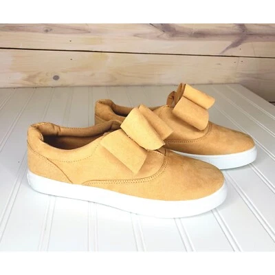 Qupid Size 9 Tan Faux Suede Sneakers w/ White Sole & Bow Detail Foto 1 de 4