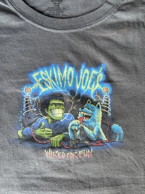 Camiseta Eskimal Joe's Electrifying Halloween, Unisex Grande, Camiseta Manga Corta Foto 1 de 4