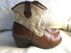 MUDD 8M FREEDOM CognacFaux Leather Crochet PullOn Booties wHeels Western Look - Picture 1 of 9