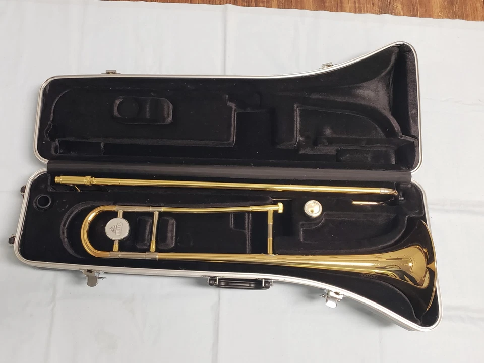 Trombón tenor Jupiter CEB-630 edición Capitol con estuche - casi como nuevo Foto 1 de 4