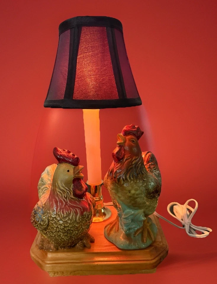 LUZ: Luz de candelabro con estatuilla de 2 gallos, base de madera. Tono de tela. En muy buena condición Foto 1 de 4