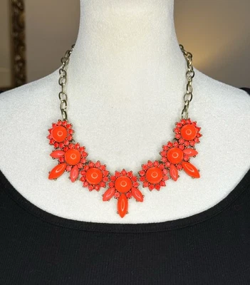 J. Colar Crew Statement laranja brilhante floral babador resina pedras tom dourado - Imagem 1 de 4