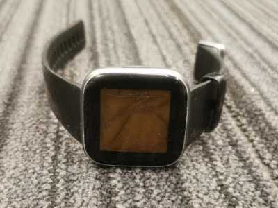 FAULTY Fitbit Versa Black Aluminium Heart Rate Fitness Tracker Watch FB507 - Image 1 of 4
