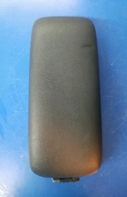 Крышка подлокотника центральной консоли Chevrolet Cavalier 2000-2005 годов выпуска ЧЕРНАЯ Б/У - Изображение 1 из 4