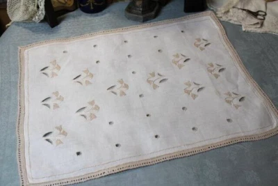 Napperon ancien en lin broé main de couleur écrue / linge ancien 305615-5 - Photo 1/3