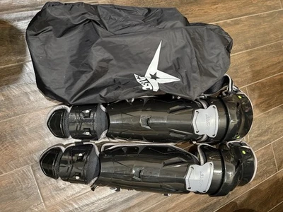 全明星成人MVP专业捕手护腿16.5英寸17.5英寸黑色/灰色棒球 — 第 1/3 张图片