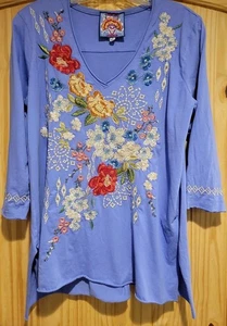 Camiseta Johnny Was Floral Keegan Periwinkle Azul Bordado Algodón Talla M - Imagen 1 de 10