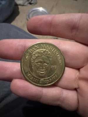 1997年Pinnacle金币-NFL名人堂球员Dan Marino MIAMI DOLPHINS — 第 1/2 张图片