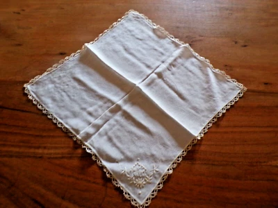 Linge ancien Mouchoir Pochette en soie  écrue  broderies de fleurs - Photo 1/3
