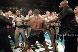 Mike Tyson Surrounded by Las Vegas Police, Nevada - 1997 - Vintage Photo Print - Picture 1 of 1