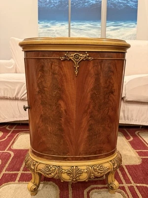 Тумбочка из красного дерева с позолоченными бронзовыми креплениями в стиле Людовика XV/Ромвебера. - Изображение 1 из 4
