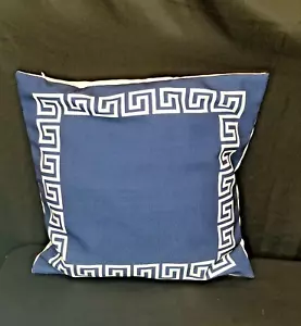 Copricuscino Hofdeco 18" x 18" blu royal/bianco con chiave greca design lancio - Foto 1 di 6