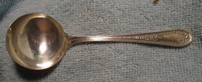 Plato comunitario vintage 1926 Hampton Court Bouillion cuchara monograma "M" casi nuevo Foto 1 de 3