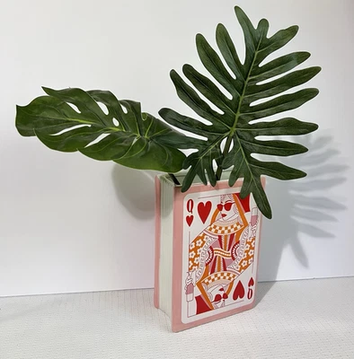 Jarrón de cerámica rosa con varias figuras para jugar a las cartas de la reina de corazones decoración interior Foto 1 de 4