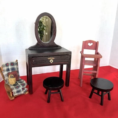 Muebles de madera para casa de muñecas de colección ~ tocador con espejo - mecedora ~ 2 taburetes - ch alto Foto 1 de 4
