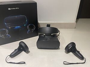 Casque VR Oculus Rift S avec ses manettes le câble de connexion et son carton.