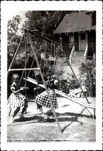 Foto Vintage Giovani Ragazze Afroamericane Altalena Gioco Cortile - Foto 1 di 1