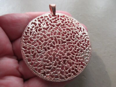 VINTAGE RETRO LARGE ROSE GOLD TONE LACE PATTERN FILLIGREE CUTE STATEMENT PENDANT - Image 1 of 2