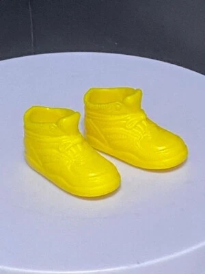 Zapatos deportivos Barbie amarillos de caña alta de 1990 para muñecas de pies planos Foto 1 de 2
