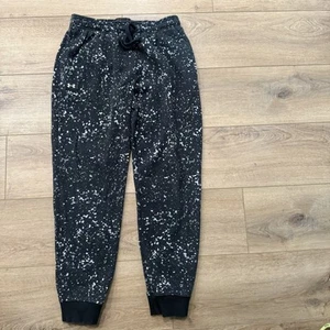 Under Armour Boys Rival Fleece Joggers Size XL Black w/ Gray Paint Splatters - Picture 1 of 8