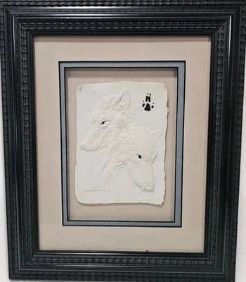 Escultura de papel fundido de lobos firmada por el artista estadounidense John Guthrie Wolf Foto 1 de 4