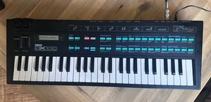 Yamaha DX100 Synthesizer - Picture 1 of 9