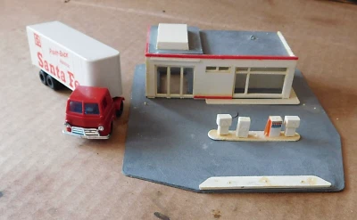 Scenery Tyco Red Semi-truck & Van ~ SANTA FE ~ one rough Gas-station - HO - Image 1 of 4