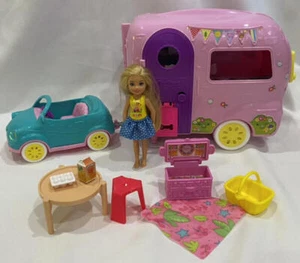 Mattel Barbie's Little Sister Chelsea Camper con auto, bambola e accessori! - Foto 1 di 10