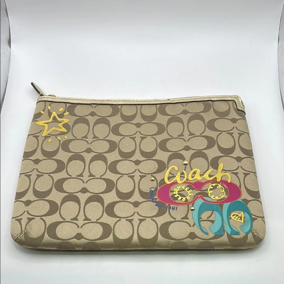 Funda Coach Daisy Poppy Apliques Firma Caqui Tablet iPad Marrón Logo Foto 1 de 4