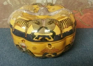 Calabaza de cerámica única con cebras pintadas a mano e intérpretes de circo en el diseño - Imagen 1 de 12