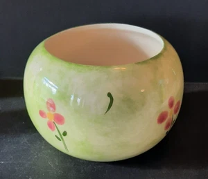 VINTAGE HAND-PAINTED ROUND  GREEN WITH FLORAL FLOWER PRINT SIGNED ID 6.5" VASE - Picture 1 of 5