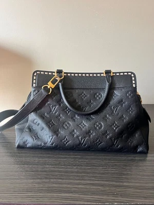 Auténtico Louis Vuitton negro monograma Empreinte Vosges MM.  Foto 1 de 4