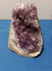 Geoda de amatista natural de 739 gramos con racimo de cuarzo muestra de cristal de curación Sh libre - Imagen 1 de 5