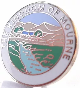 Insignia prendedor pequeño escudo Irlanda del Norte montañas Reino de Mourne - Imagen 1 de 2